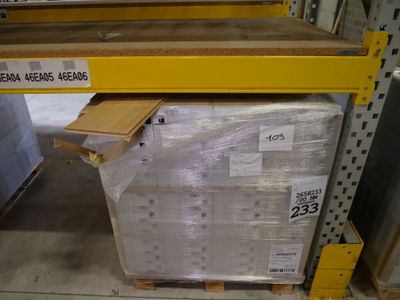 une palette chargée de nombreux cartons dans un entrepôt