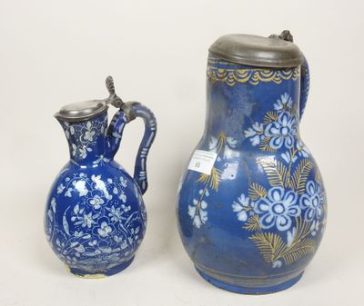 deux vases bleus posés l'un à côté de l'autre sur une table