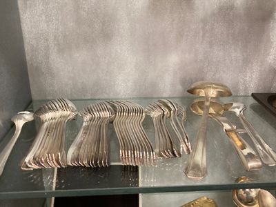 une étagère en verre sur laquelle sont posés des couverts