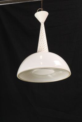 un luminaire blanc suspendu au plafond, sur fond noir
