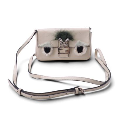 une image représentant un sac à main blanc orné d'une plume