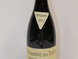 une bouteille de vin posée sur une table