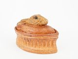 une petite boîte en bois sur laquelle est posé un chien