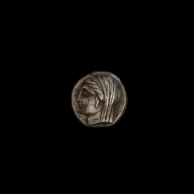 gros plan d'une pièce de monnaie sur fond noir