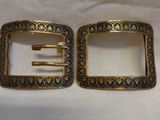 deux boucles de ceinture en métal doré ornées de motifs élaborés