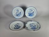 trois assiettes bleues et blanches ornées de fleurs, posées sur une table