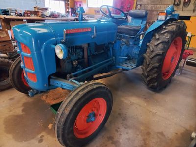 Tracteur Ford Dexta de 1961 On y joint : barre à trous et de…