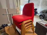 une chaise rouge qui se trouve dans un garage