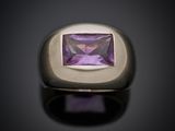 une image d'une bague sertie d'une pierre d'améthorate