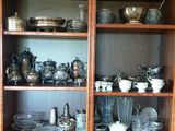 une armoire en bois sur laquelle sont posés de nombreux plats et bols