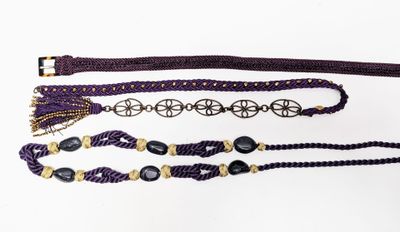 trois types différents de bracelets composés de perles noires sur fond blanc