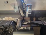une machine posée sur une table dans une pièce