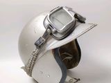 un gros plan d'un casque sur lequel est posée une montre