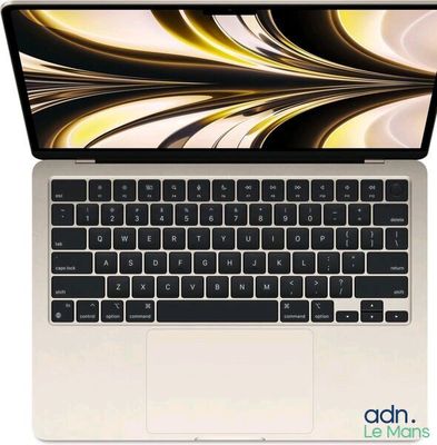 un gros plan d'un ordinateur portable avec son clavier, sur fond blanc