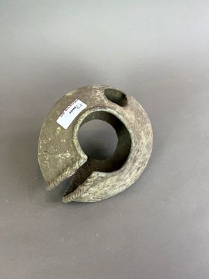 un petit vase troué posé sur une table