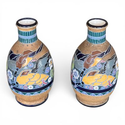 deux vases ornés de motifs sur un fond blanc
