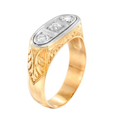 gros plan d'une bague en or et diamants sur fond blanc