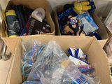 une boîte en carton remplie de jouets et d'autres objets