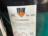un seau noir muni d'une étiquette, posé sur une table