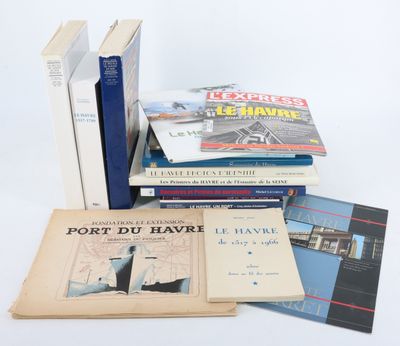 plusieurs livres sont empilés sur une surface blanche