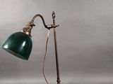 une lampe de bureau ancienne en laiton avec un abat-jour en verre vert