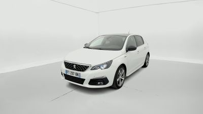 une voiture blanche dans une pièce blanche au sol blanc