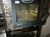 un grand four trônant au milieu d'une cuisine