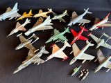de nombreux avions de chasse posés sur une surface noire