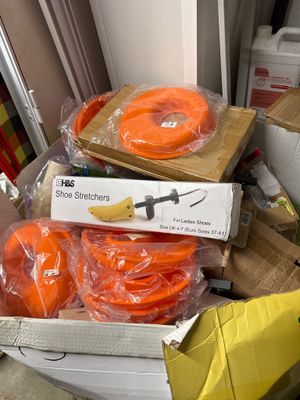 une caisse d'oranges et une banane par terre