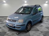 la photo d'une petite voiture bleue garée dans un garage