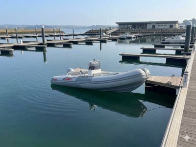 un bateau amarré près d'un quai
