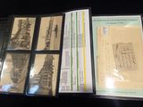 une collection de vieilles cartes postales exposée sur une table