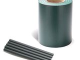 le rouleau de ruban adhésif vert se trouve à côté de quatre tiges noires