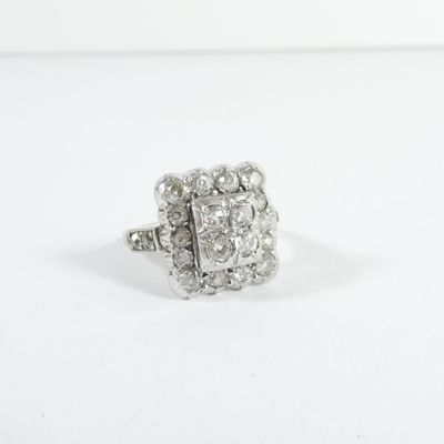 gros plan d'une bague en diamant sur une surface blanche