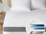 un gros plan d'un matelas posé sur un lit, avec des oreillers