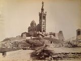 une vieille photo d'une vieille église en plein milieu de la journée
