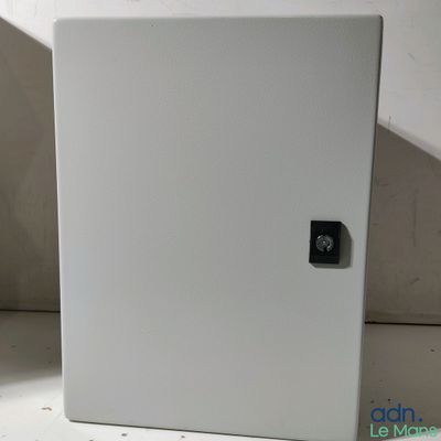une boîte blanche sur laquelle se trouve un bouton noir