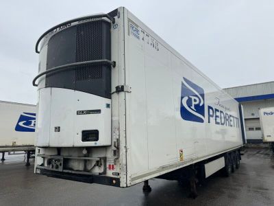 un camion blanc garé dans un parking