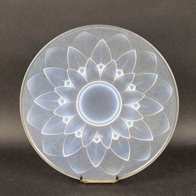 une plaque de verre ornée d'un motif floral