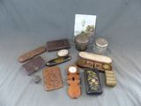 un grand nombre d'objets posés sur une table