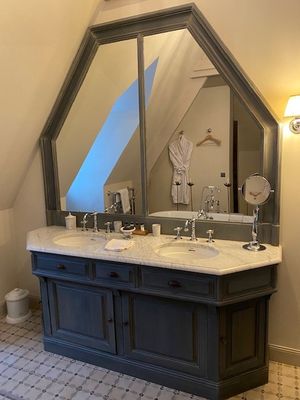 EVIER DOUBLE en bois laqué gris surmonté d'un miroir. Dessus…