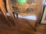 une petite table sur laquelle est posée une lampe