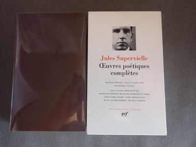la photo d'un livre sur lequel figure la photo d'un homme