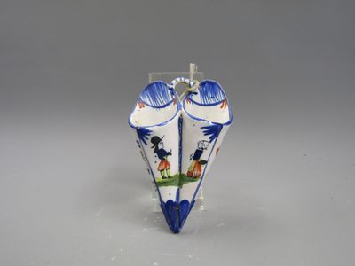 HB QUIMPER. Bouquetière en faïence polychrome, décor d'une s…