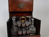 une petite boîte en bois contenant de nombreux objets en verre