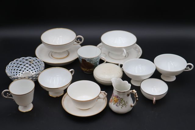 Tasses, pot à lait, petit coffret, boites à poudre principalement...