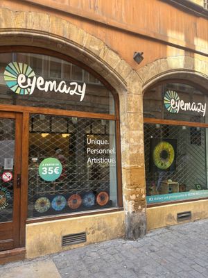 une devanture de magasin avec une enseigne indiquant « egennacy »