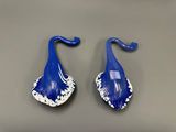 une paire de cuillères en porcelaine bleue et blanche posées sur une table