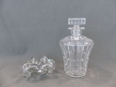 une bouteille en verre transparent avec un bouchon à côté