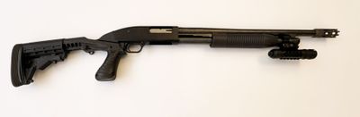 un gros plan d'un pistolet sur une surface blanche avec un fond blanc